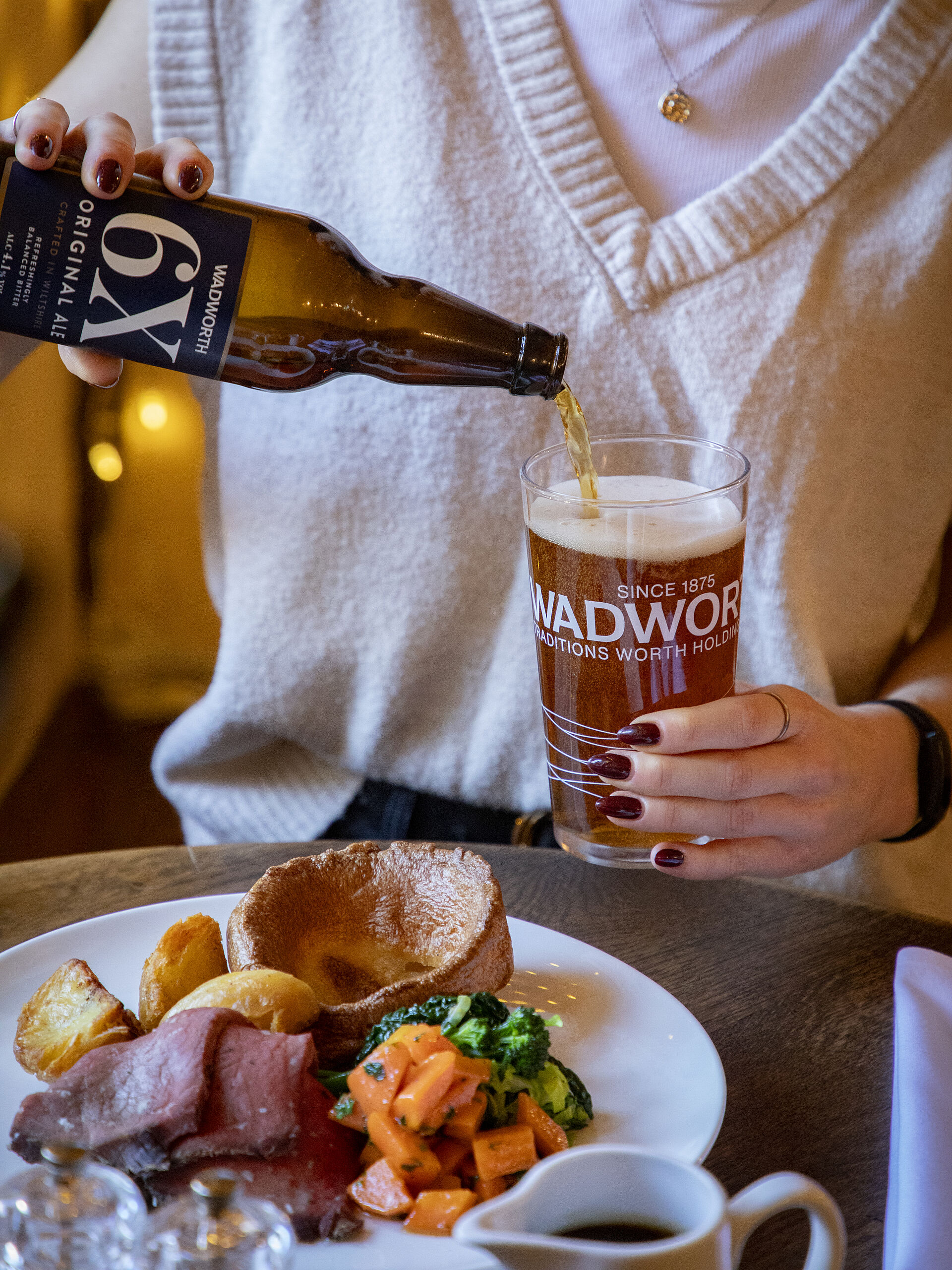 Roast beef with potatoes, vegetables and 6x beer